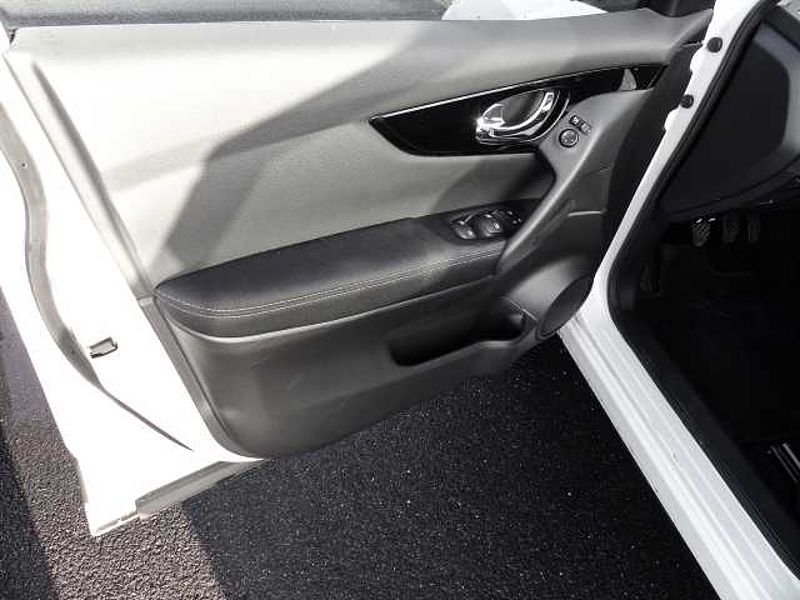 Nissan Qashqai Zama 1.3 DIG-T EU6d Panorama Navi Mehrzonenklima 2-Zonen-Klimaautom Klimaautom